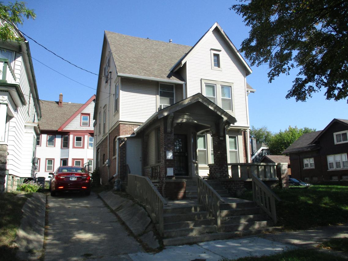 220 E Clarke St, Milwaukee, WI 53212