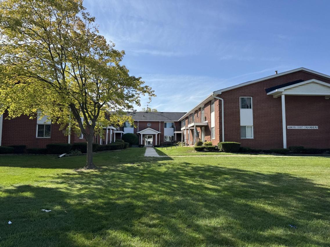 6151 W Howard Ave #32, Greenfield, WI 53220