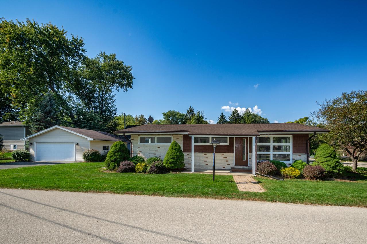 8026 236th Ave, Salem Lakes, WI 53168