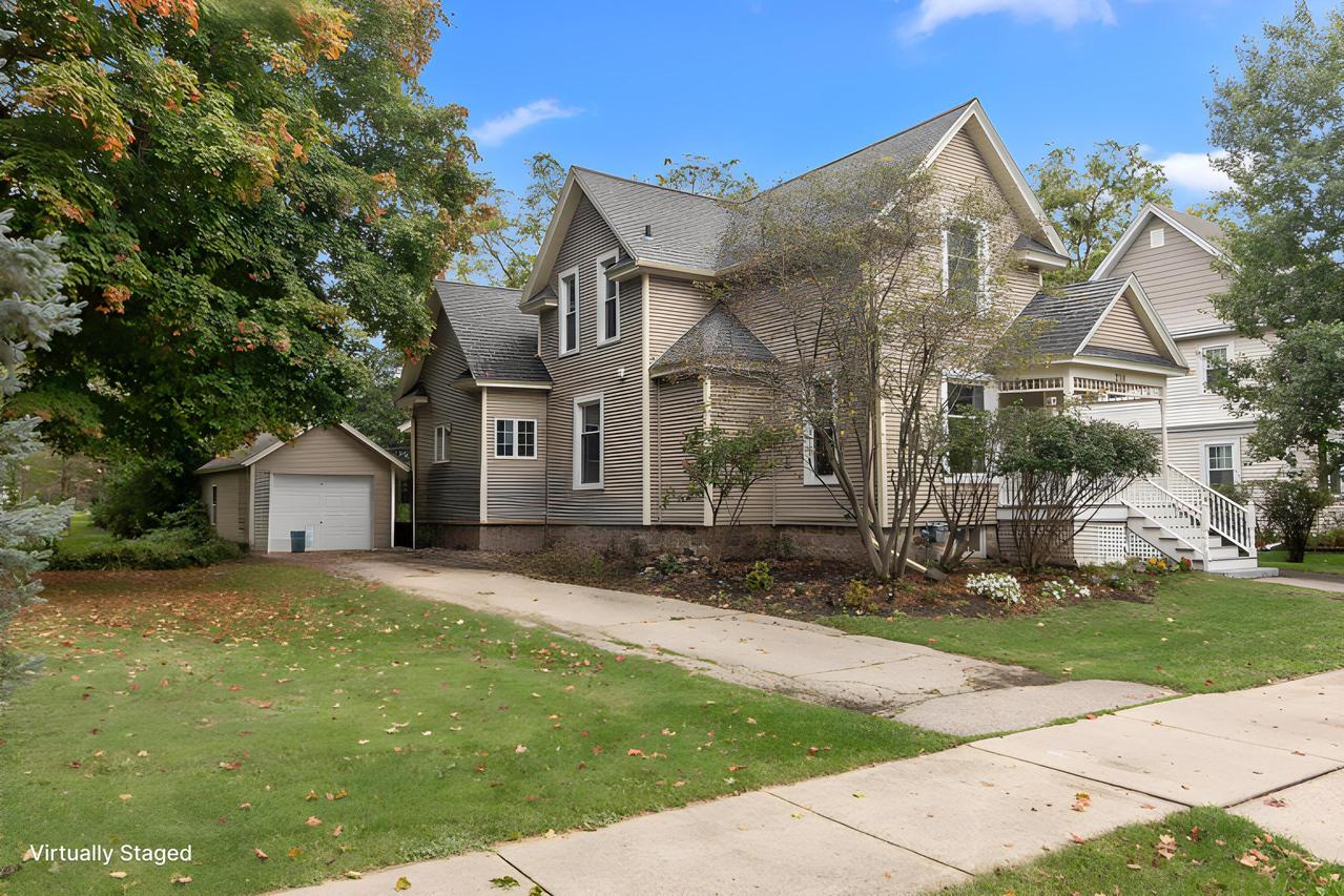 214 Randall Pl, Elkhorn, WI 53121