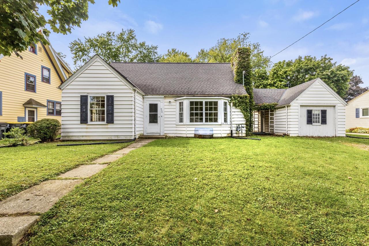 936 Perkins Ave, Waukesha, WI 53186