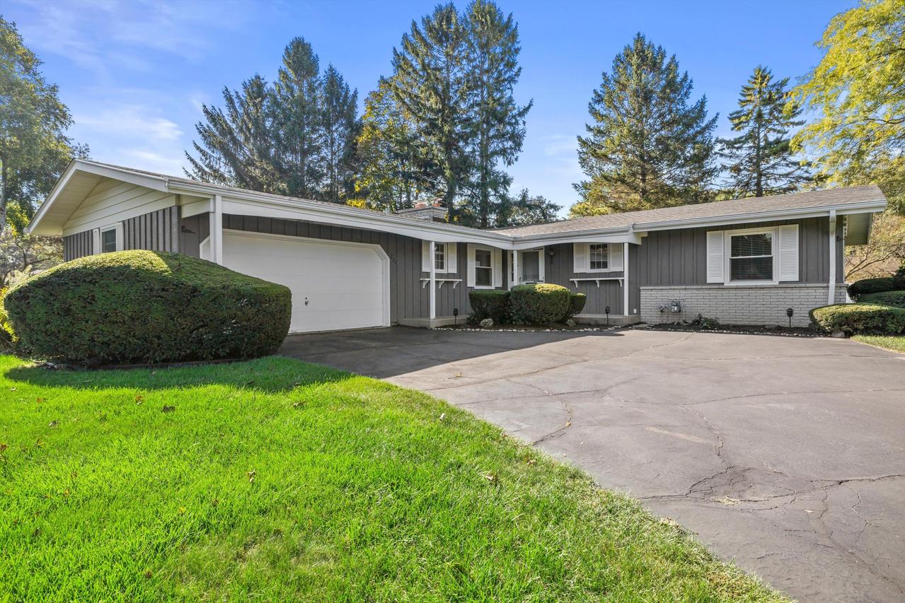 221 Hollow Creek, Wind Point, WI 53402