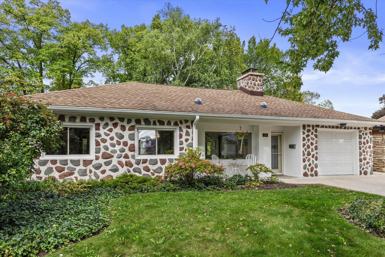 720 Rock Pl, Glendale, WI 53209