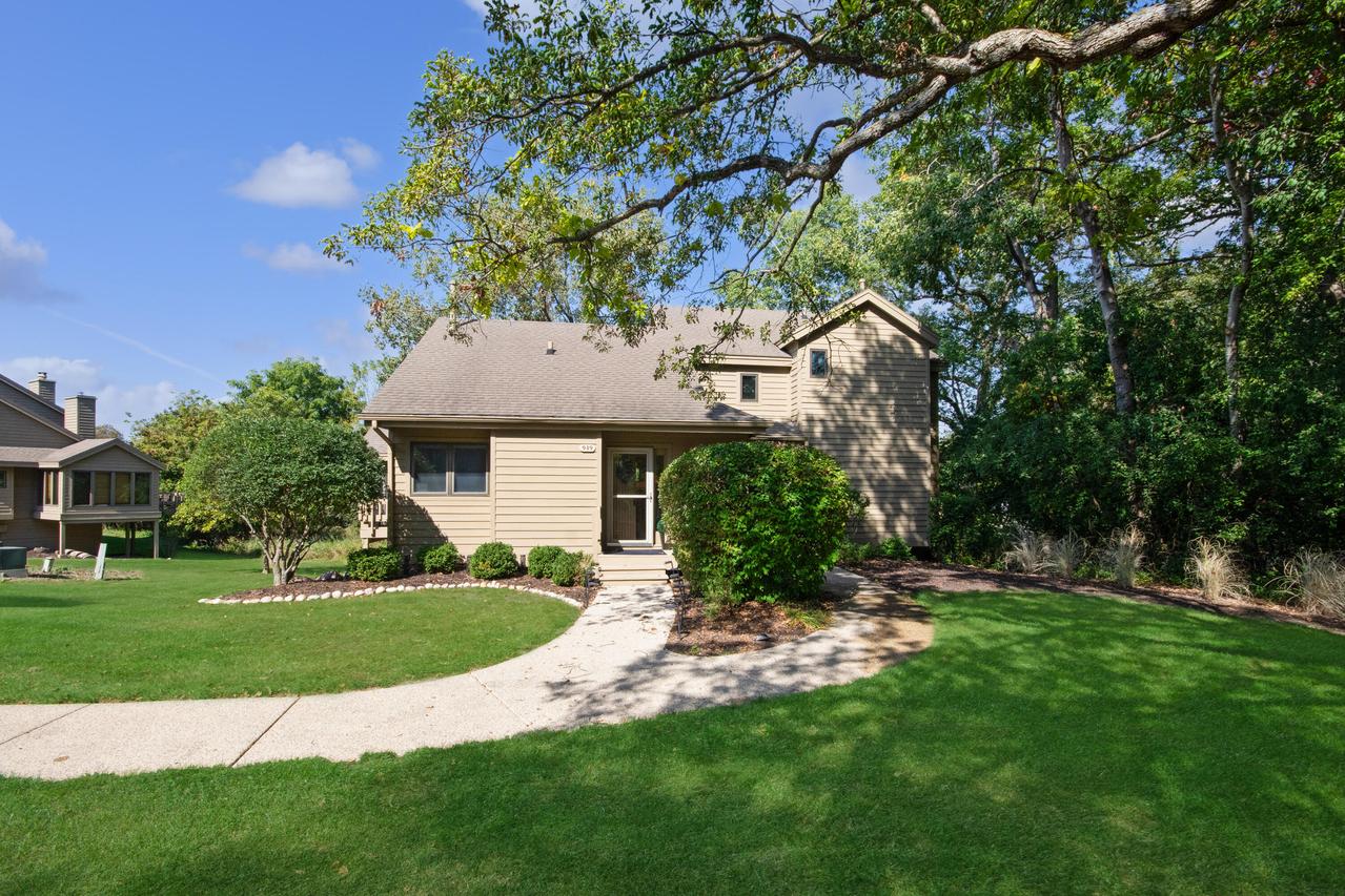 949 Duck Pond Rd, Fontana, WI 53125