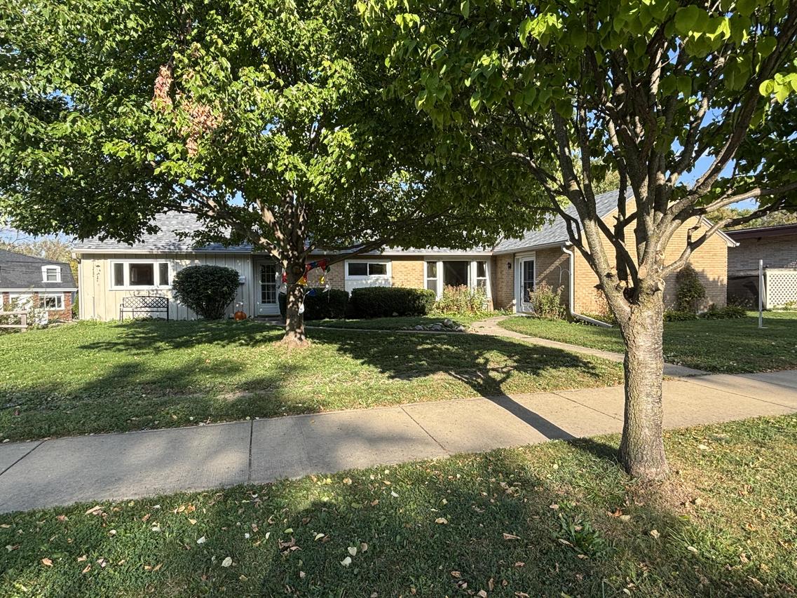 646 Summit Ave, Oconomowoc, WI 53066