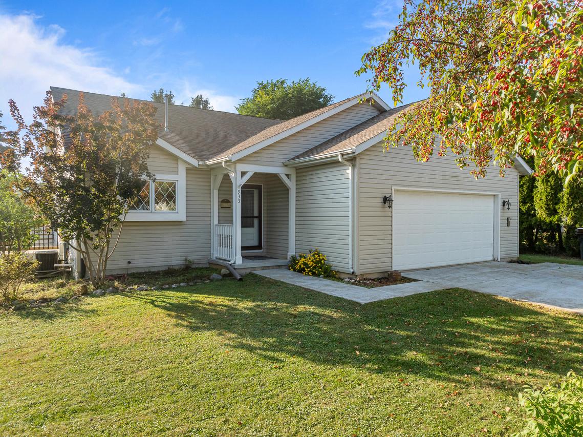 933 N Freeman St, Genoa City, WI 53128