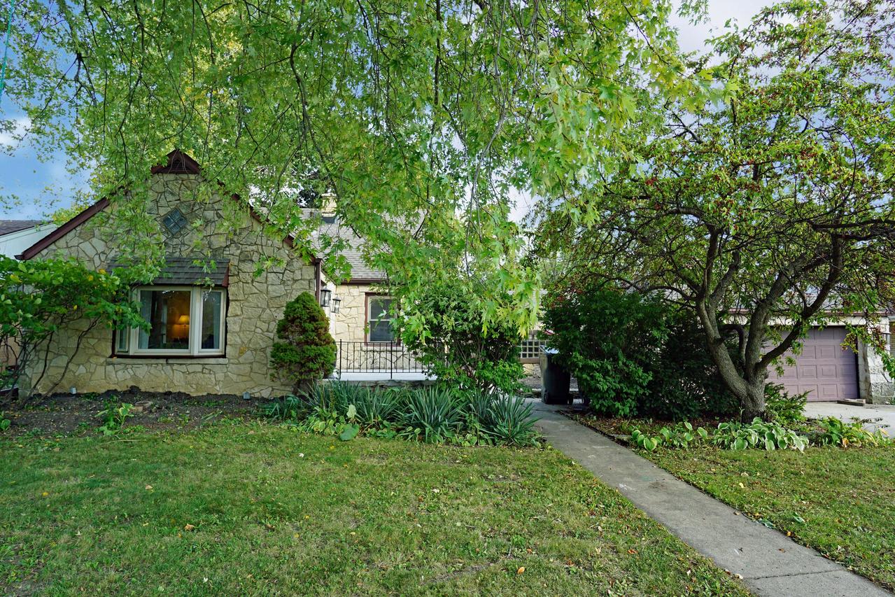 830 S 90th St, West Allis, WI 53214