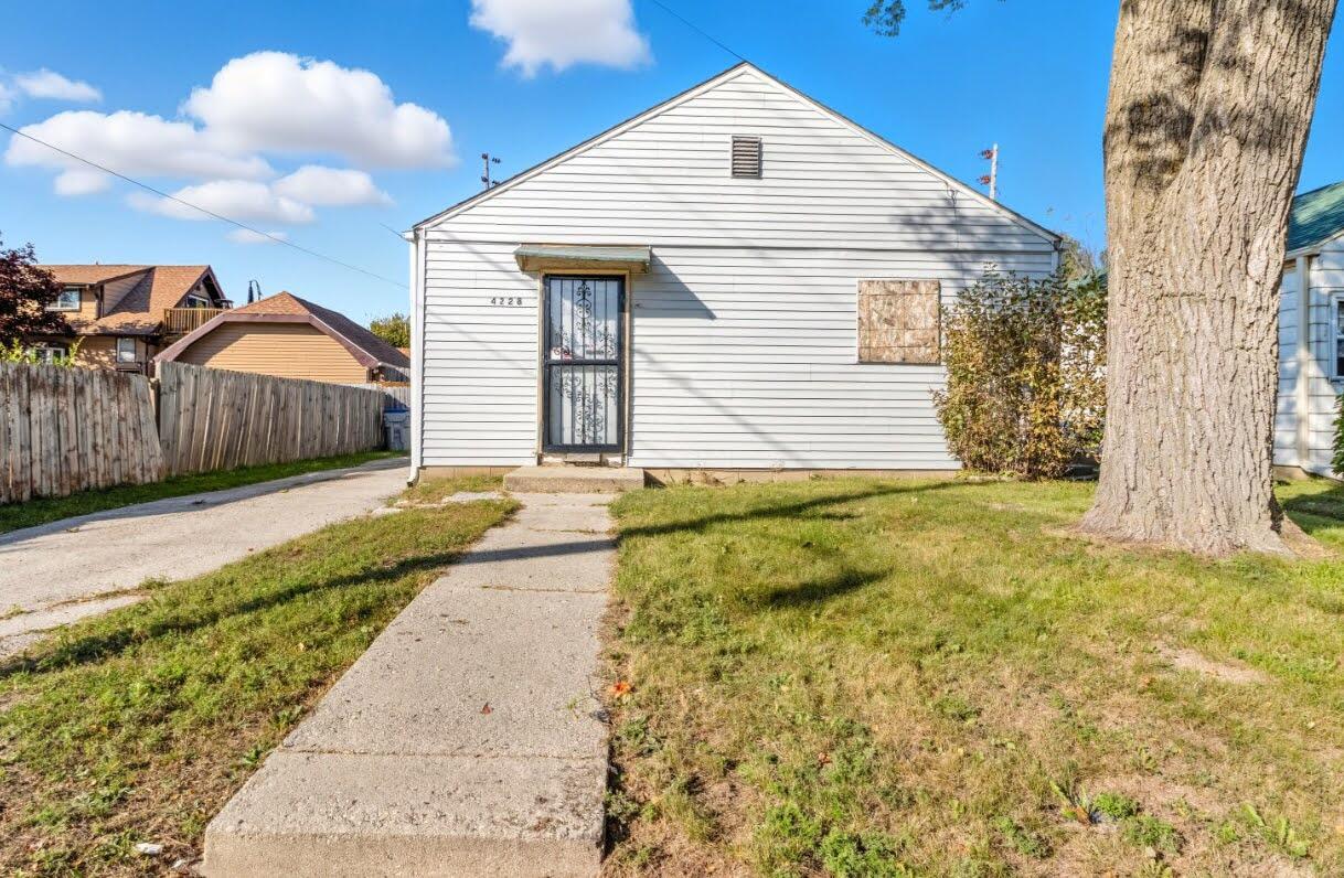 4228 W Newton Pl, Milwaukee, WI 53209
