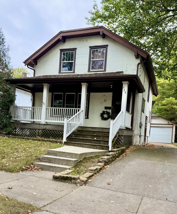 928 N 16th St, Manitowoc, WI 54220