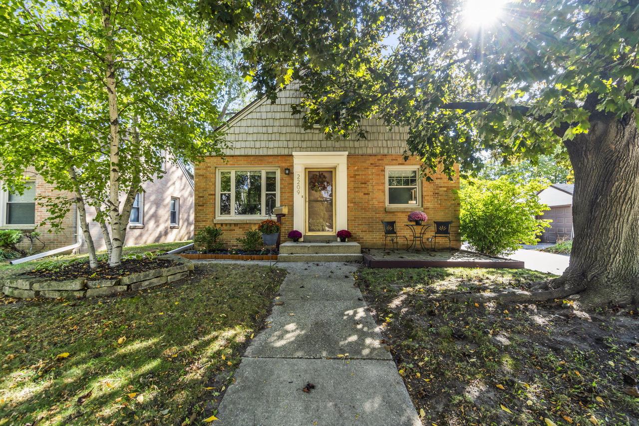 2209 W Kendall Ave, Glendale, WI 53209