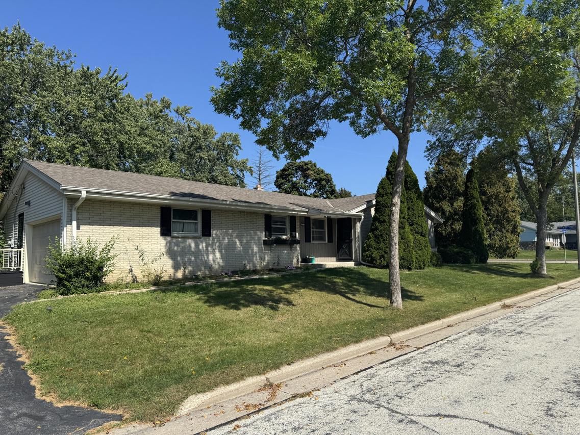 9404 W Hope Ave, Wauwatosa, WI 53222