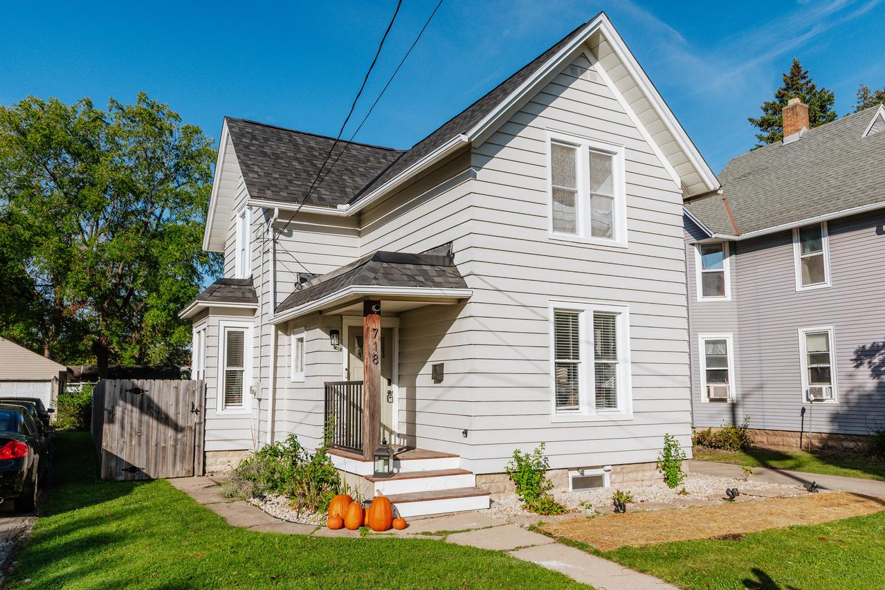 718 Oakland Ave, Waukesha, WI 53186