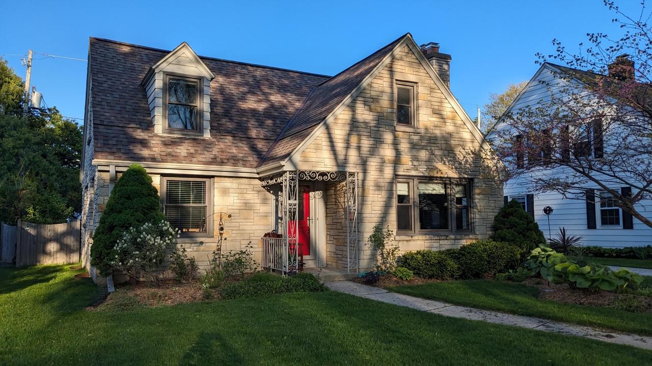2544 N 94th St, Wauwatosa, WI 53226