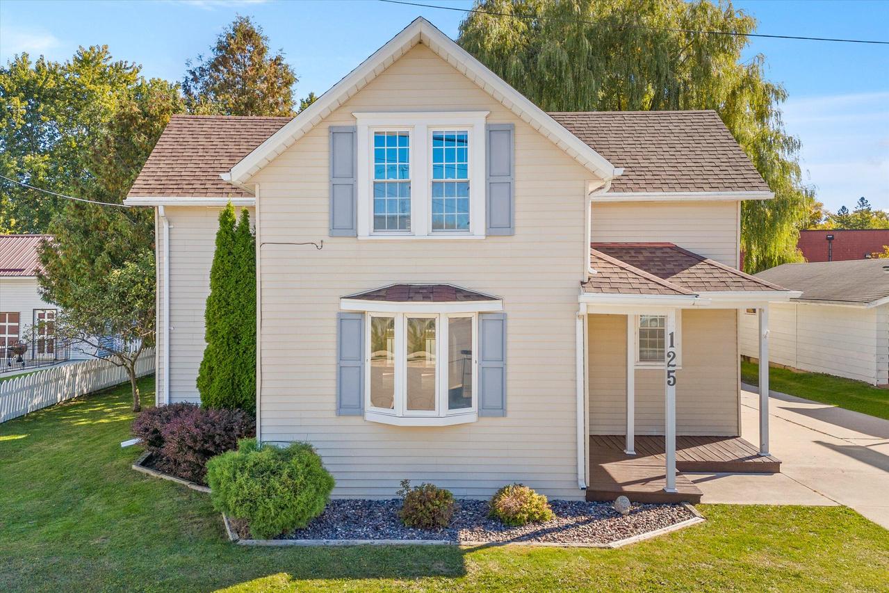 125 N 10th St, Oostburg, WI 53070