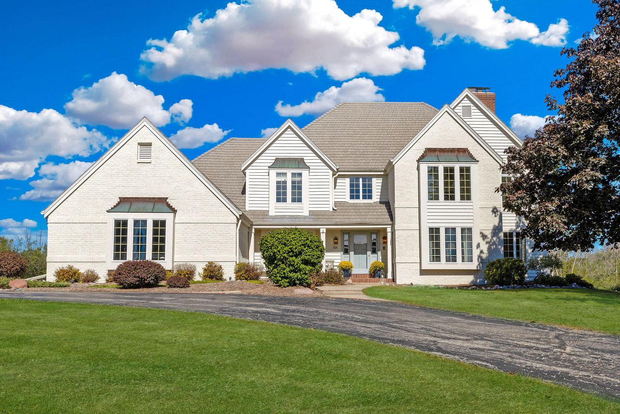 824 W Fox Hunt Trce, Mequon, WI 53092