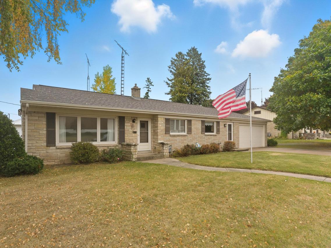 2206 Division St, Manitowoc, WI 54220