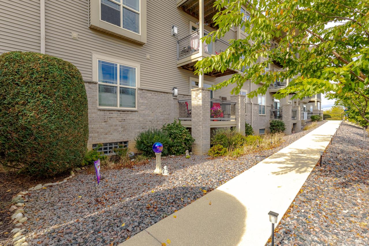 230 Hilldale Dr #1108, Hartford, WI 53027