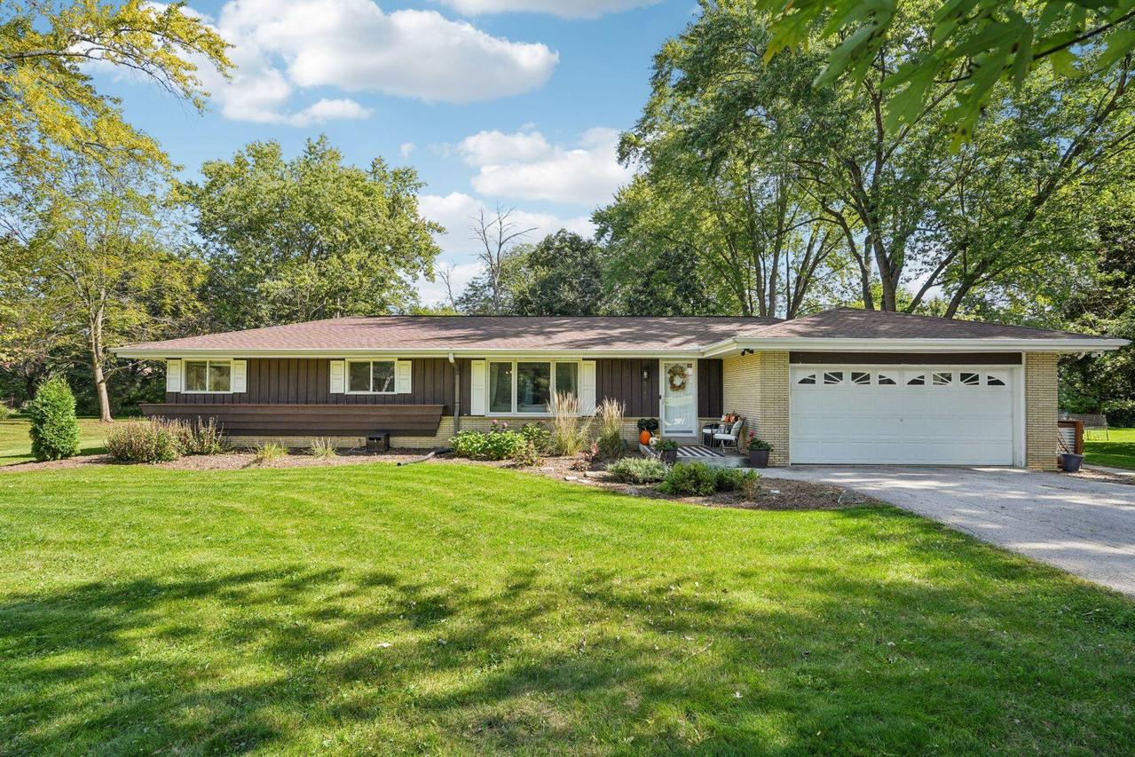3580 Hollywood Ln, Brookfield, WI 53045