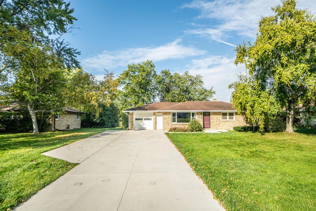 W177N8635 Lynwood Dr, Menomonee Falls, WI 53051