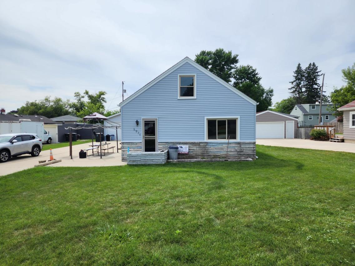5971 S 32nd St, Greenfield, WI 53221