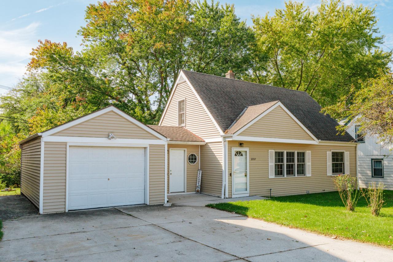 12207 W Bluemound Rd, Wauwatosa, WI 53226