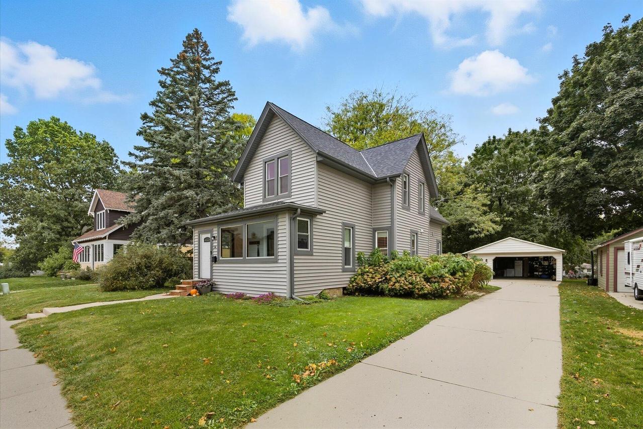 64 S Chestnut St, Oconomowoc, WI 53066
