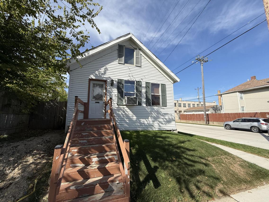 1322 Summit Ave, Racine, WI 53404
