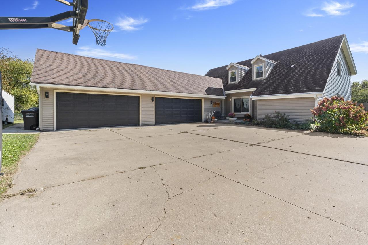 W238N4620 Woods Edge Dr, Pewaukee, WI 53072