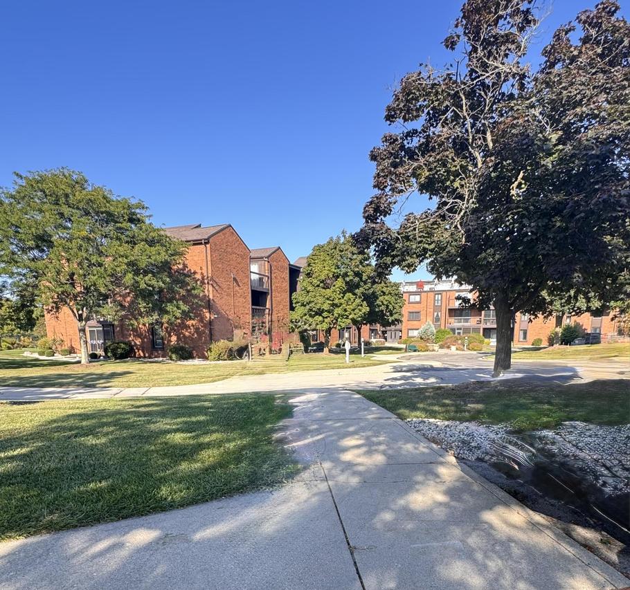 6100 W Stonehedge Dr #260, Greenfield, WI 53220