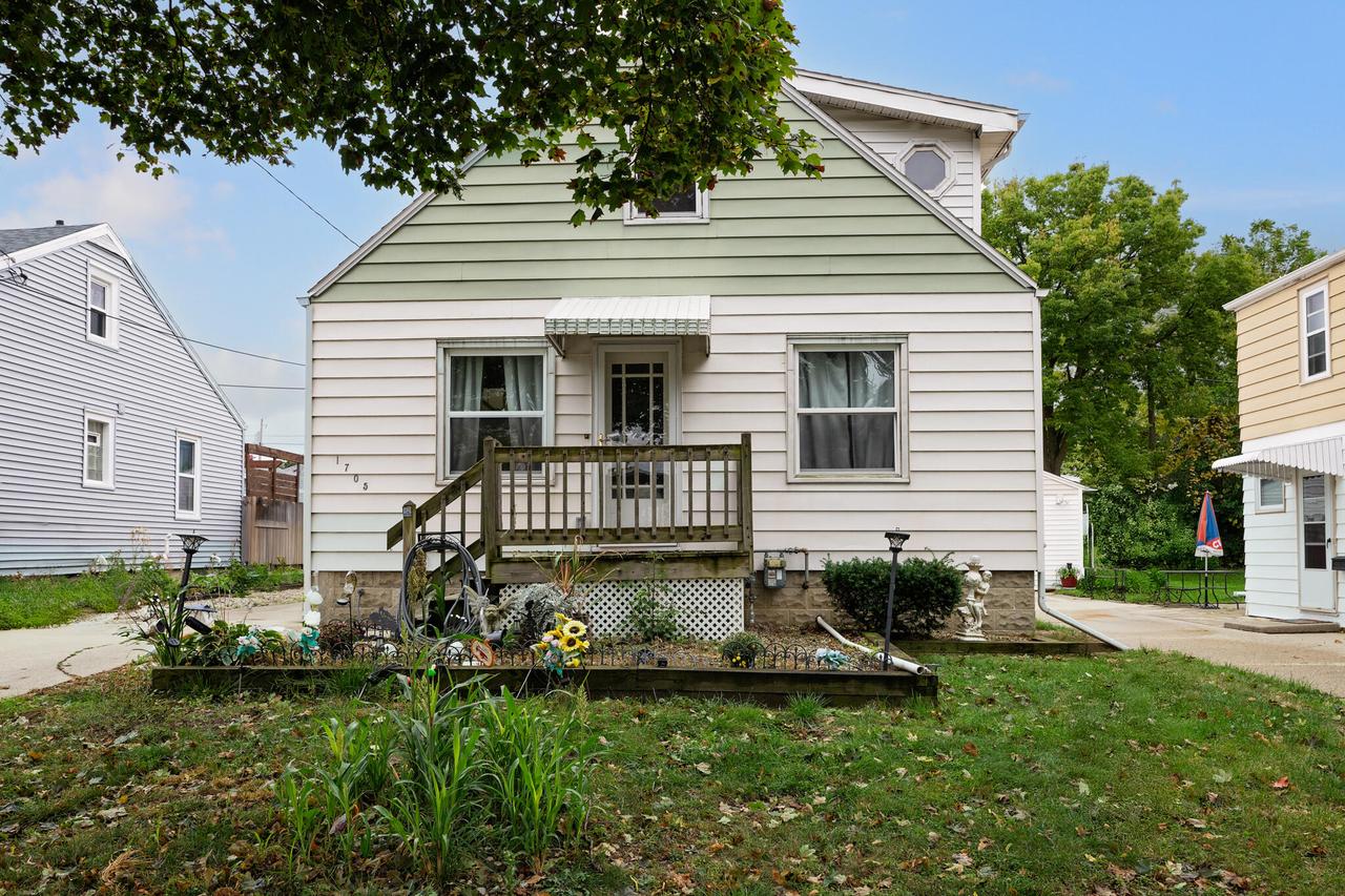 1705 E Eden Pl, Saint Francis, WI 53235