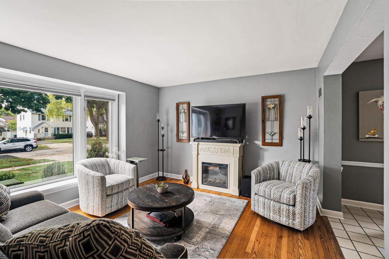 8302 W Avon Ct, Wauwatosa, WI 53213