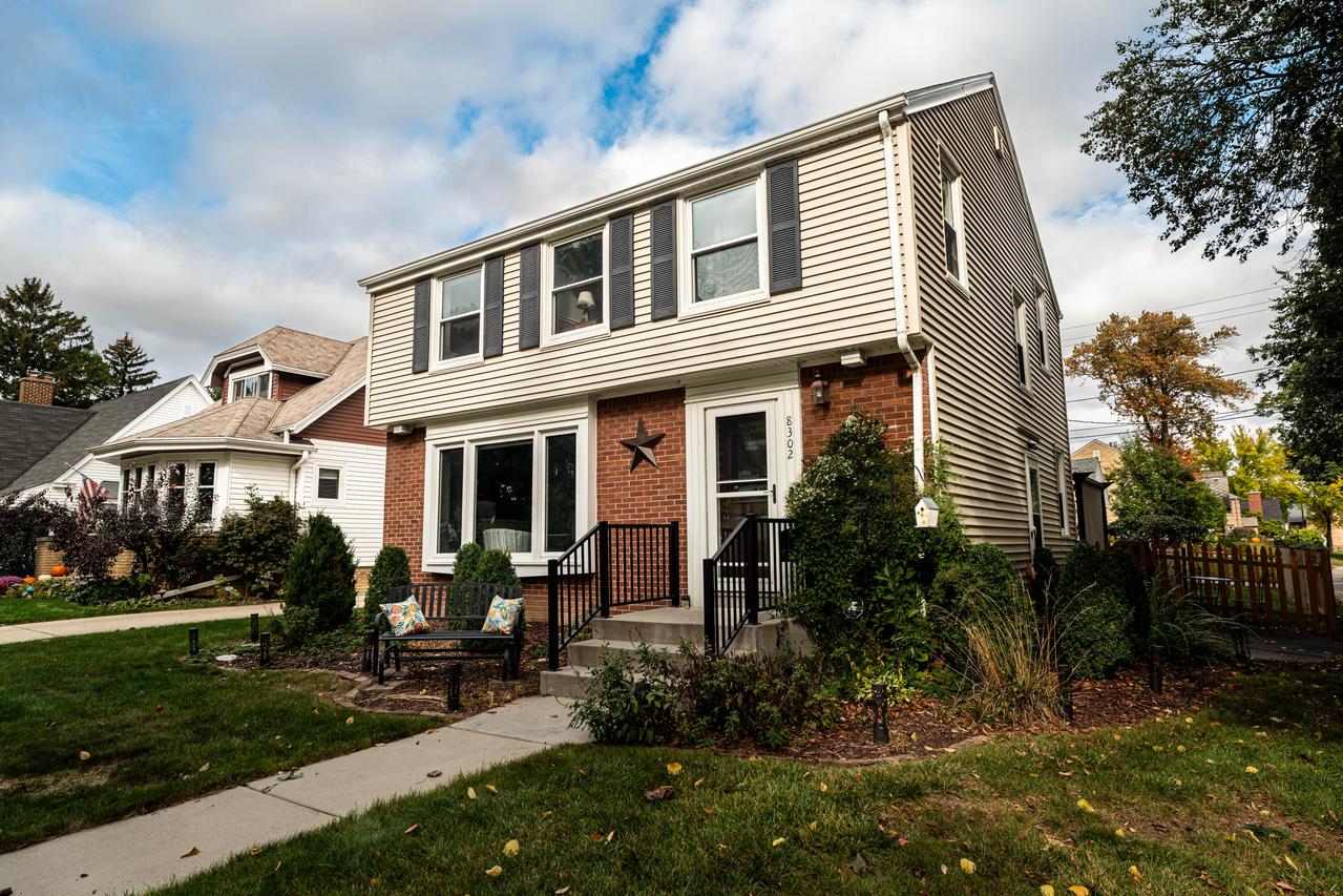 8302 W Avon Ct, Wauwatosa, WI 53213