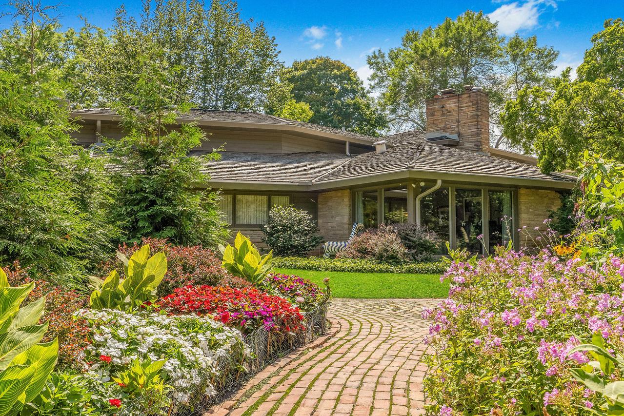 1530 W Cedar Ln, River Hills, WI 53217