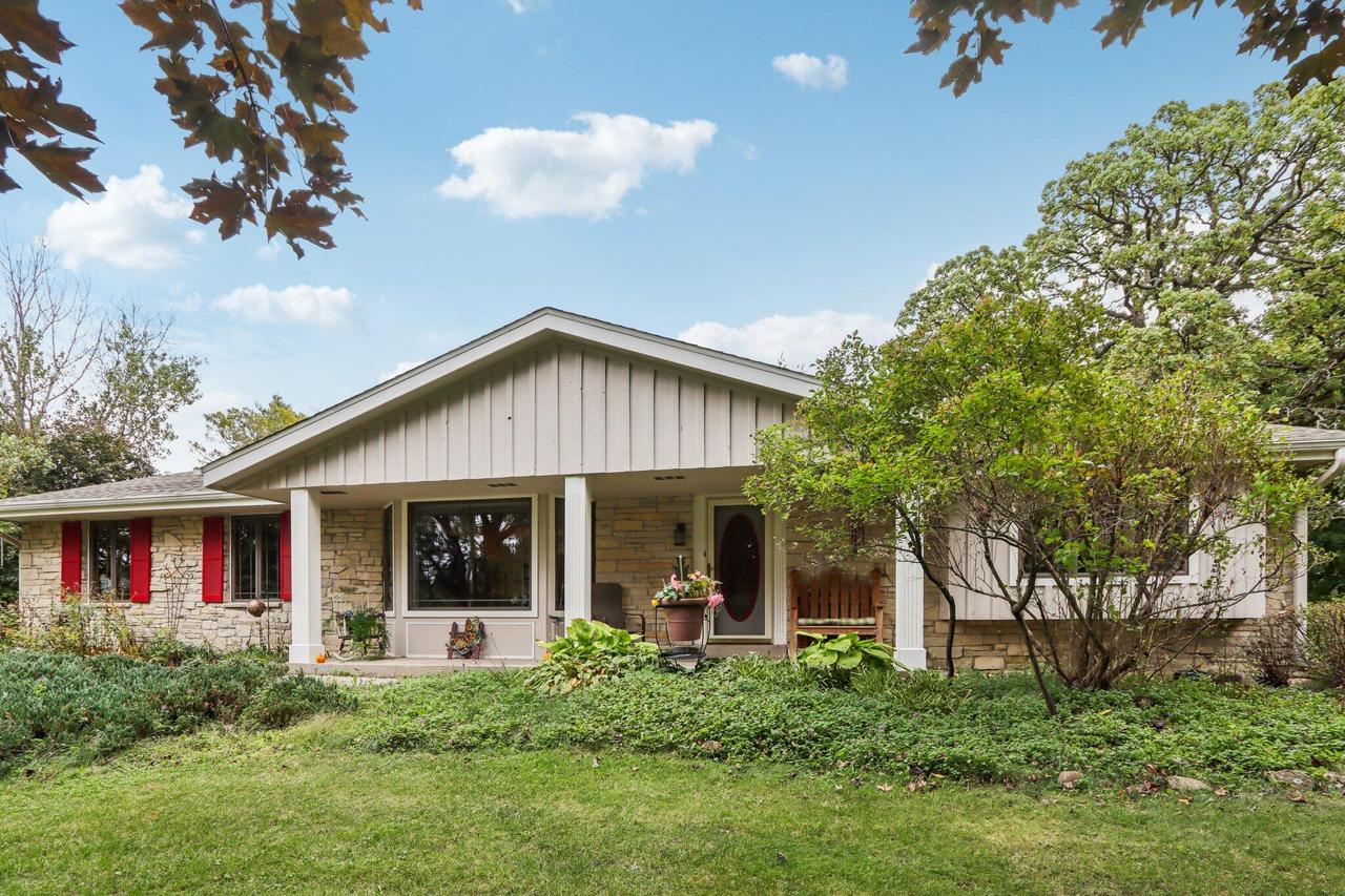 S40W34002 Highland Ct, Dousman, WI 53118