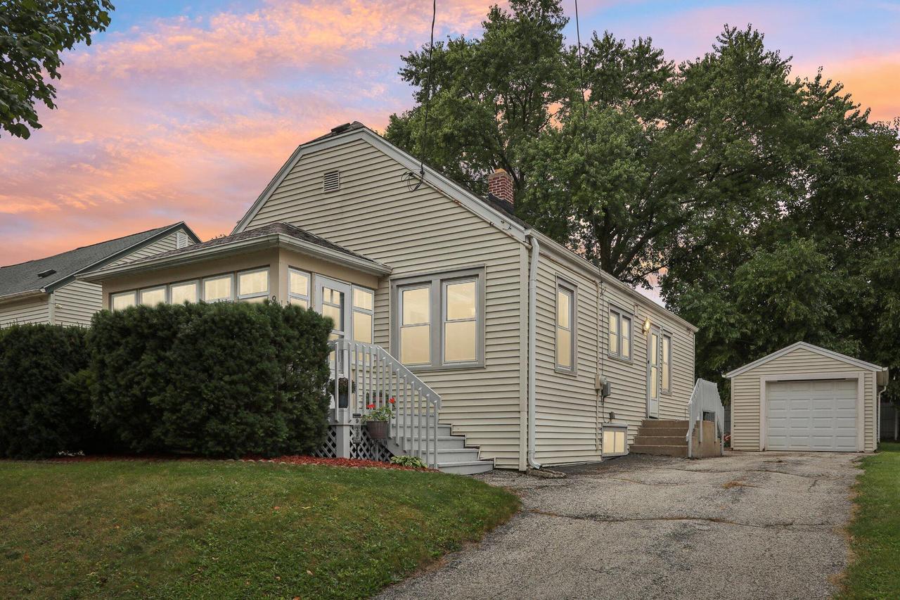 930 Harding Ave, Waukesha, WI 53186