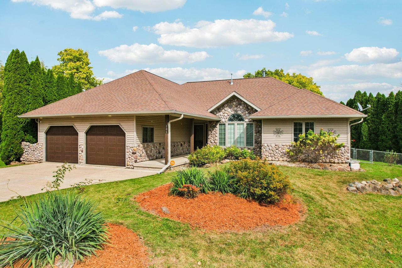 306 Hillside Cir, Johnson Creek, WI 53038