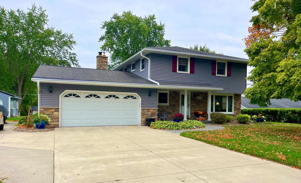 406 S Parkway Dr, Brillion, WI 54110