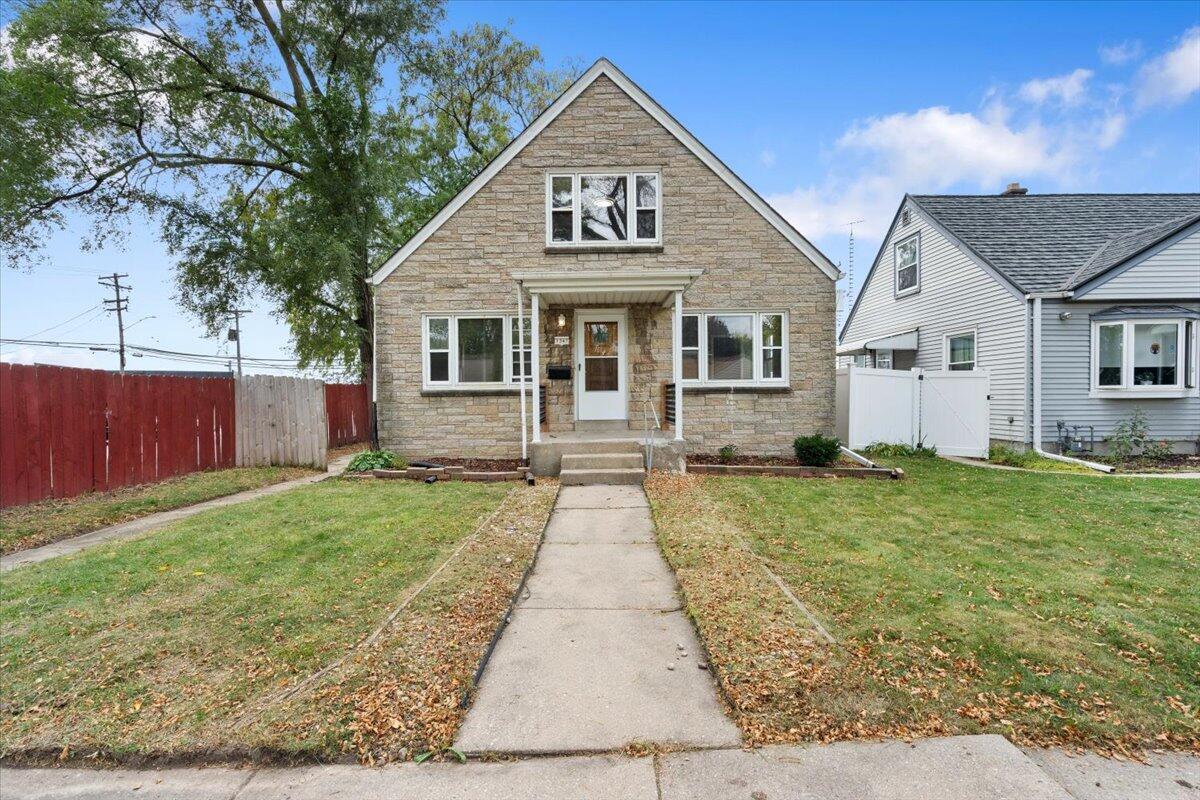 1347 S 107th St, West Allis, WI 53214