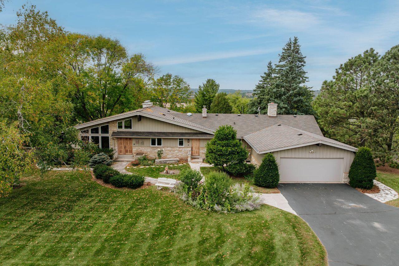 S23W27100 Shananagi Ln, Waukesha, WI 53188