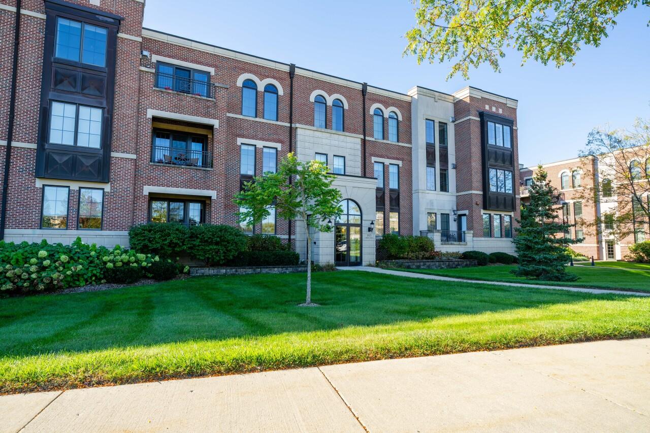 19075 Thomson Dr #304, Brookfield, WI 53045