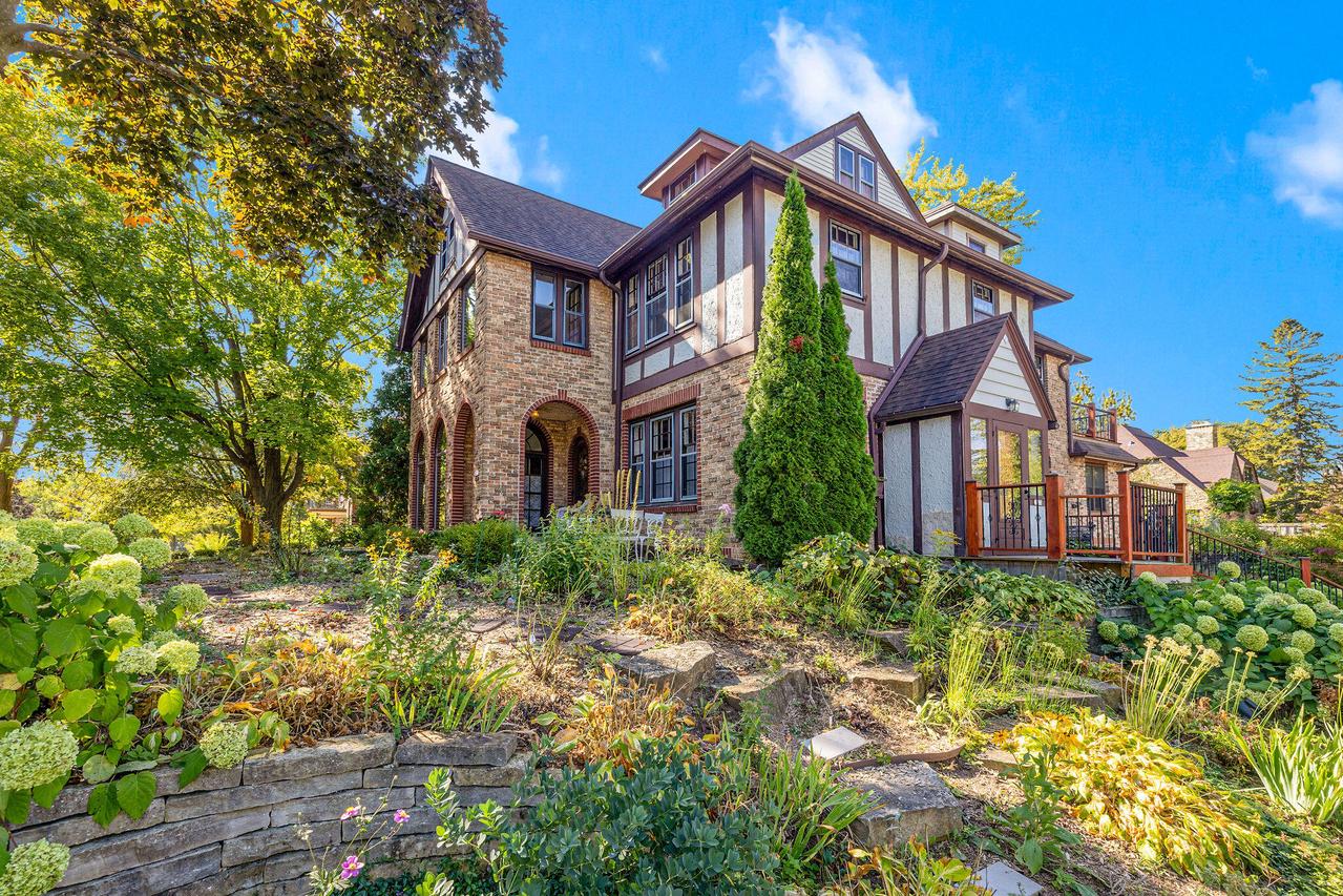 2123 E Beverly Rd, Shorewood, WI 53211