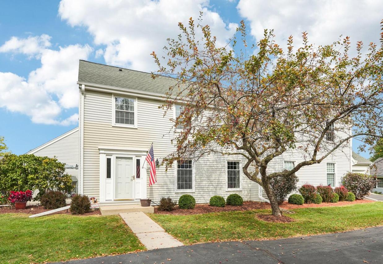 12533 N Woodberry Dr, Mequon, WI 53092