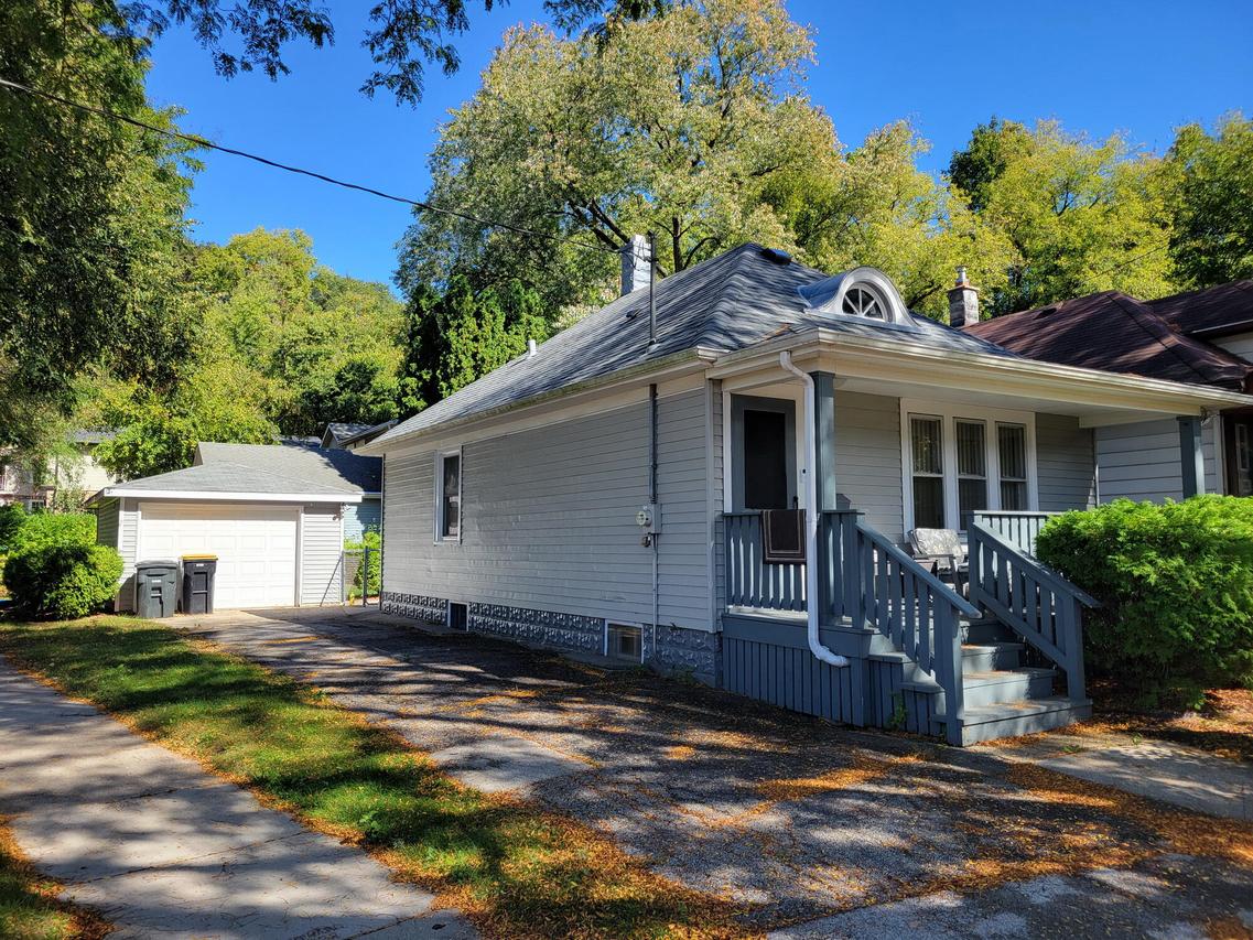 6850 W St James St, Wauwatosa, WI 53213