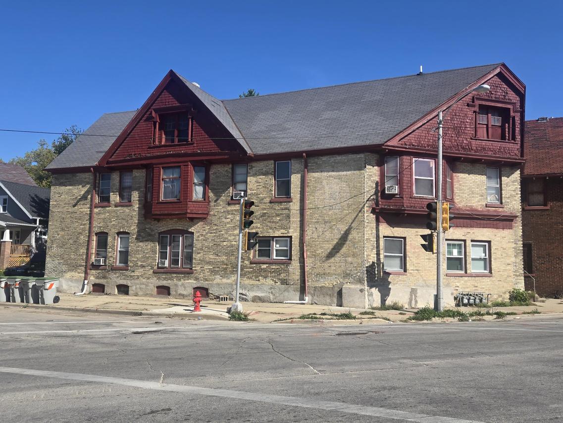 2344 W Hopkins St, Milwaukee, WI 53206