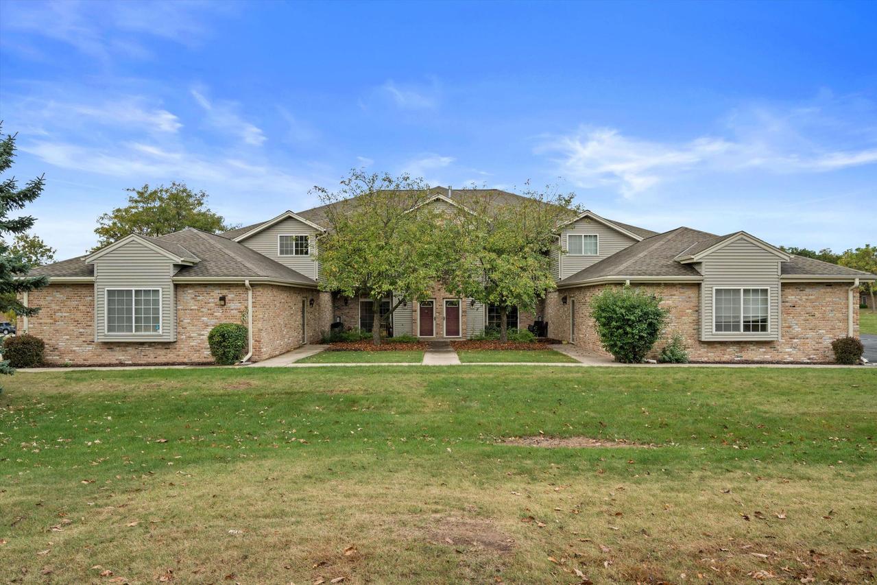 210 W Oak Leaf Dr #6, Oak Creek, WI 53154