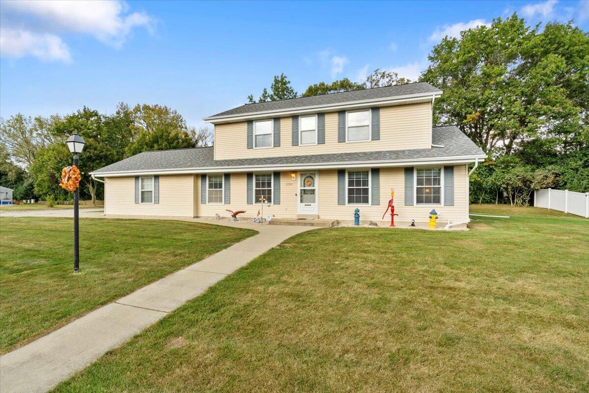 8780 W Lake Pointe Dr, Franklin, WI 53132