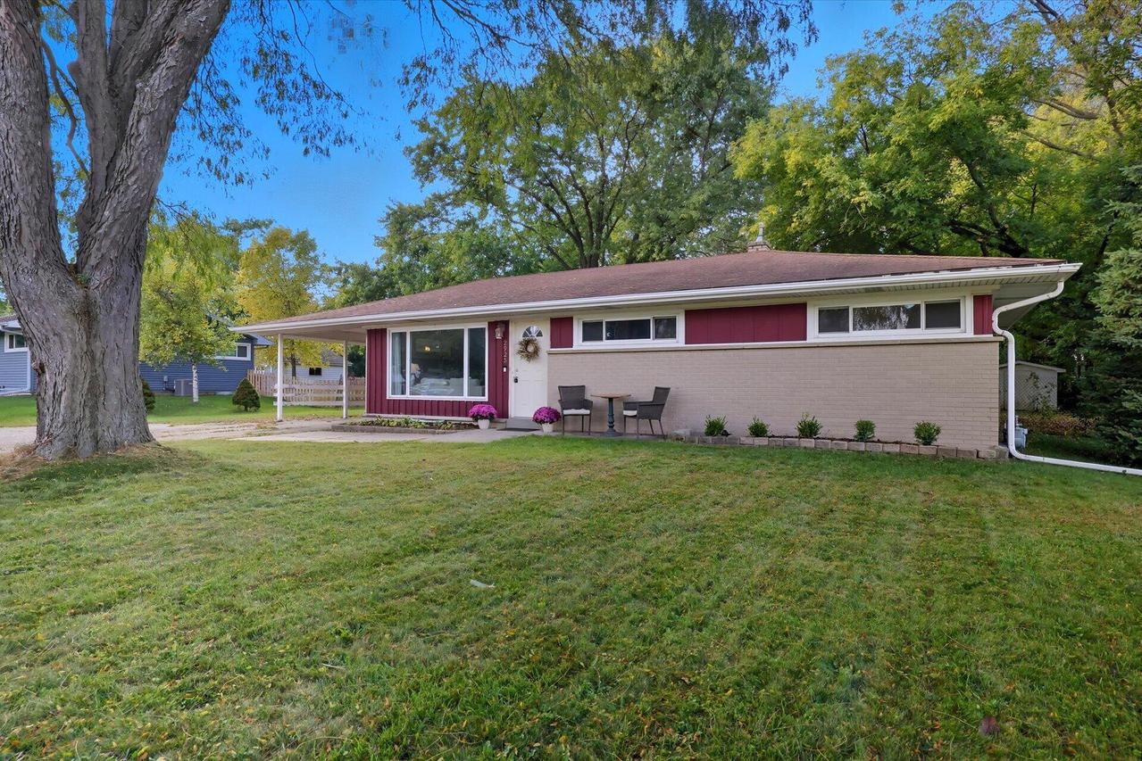 2925 N 124th St, Brookfield, WI 53005