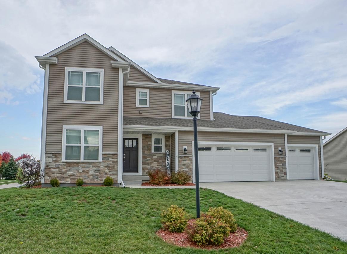 1200 Juniper Ln, Oconomowoc, WI 53066