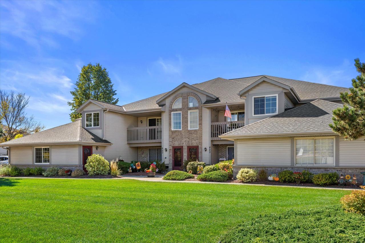 823 Quinlan Dr #H, Pewaukee, WI 53072
