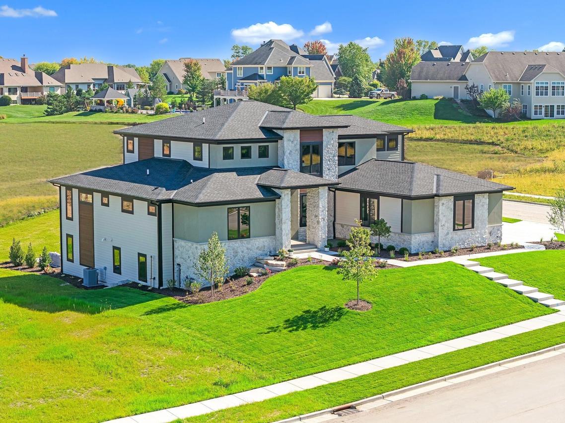 W188N5040 Red Crown Trl, Menomonee Falls, WI 53051